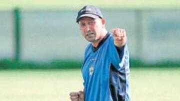 <b>LOTINA, A LA ESPERA. </b>El técnico de Meñaka confía en que llegue el delantero deseado.