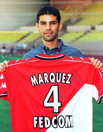 Rafa Márquez posa con la camiseta del Mónaco el 10 de agosto de 1999.