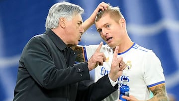 Ancelotti y Kroos, durante un partido.