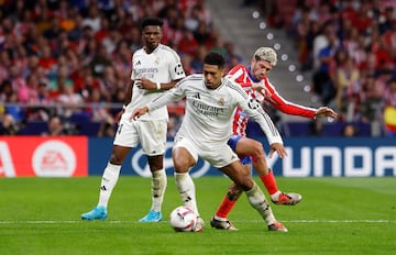 Bellingham se lleva el baln ante De Paul en el derbi de la primera vuelta en el Metropolitano.