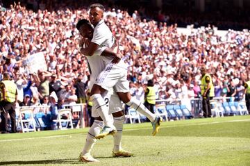 Rodrygo y Vinicius se abrazan tras un gol.