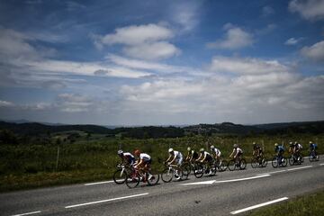 Julian Alaphilippe lidera un grupo de 12.