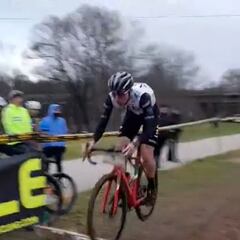 Pogacar vuelve a destacar en el ciclocross