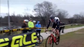 El ciclista esloveno Tadej Pogacar compite durante el Ciklokros Ljubljana 2023.