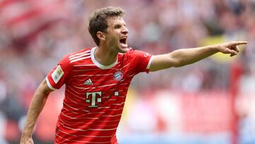 Thomas Müller, jugador del Bayern de Múnich, da instrucciones a sus compañeros.