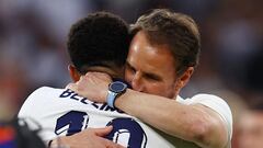 Jude Bellingham y Gareth Southgate, jugador y seleccionador de Inglaterra, se abrazan tras el partido ante Eslovaquia.