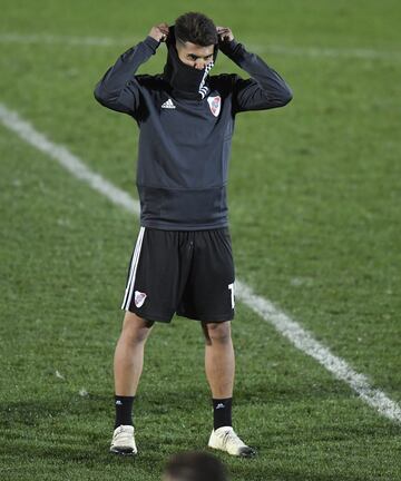 Exequiel Palacios se protege del fr¨ªo durante el entrenamiento.