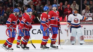 Los jugadores de los Montreal Canadiense celebran un gol durante su partido de la NHL ante los New York Islanders.