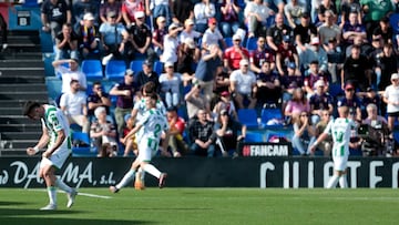 Calderón celebra el gol de Obolskii