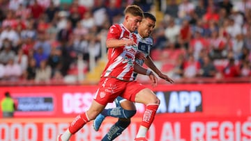 Tomas Badaloni (L) of Necaxa fights for the ball with Gustavo Cabral (R) of Pachuca during the 15th round match between Necaxa and Pachuca as part of the Liga BBVA MX, Torneo Clausura 2025 at Victoria Stadium, on April 11, 2025 in Aguascalientes, Mexico.