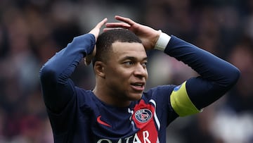 Paris Saint-Germain's French forward #07 Kylian Mbappe reacts after he missed an opportunity to score during the French L1 football match between Paris Saint-Germain (PSG) and Stade de Reims at the Parc des Princes stadium in Paris on March 10, 2024. (Photo by FRANCK FIFE / AFP)