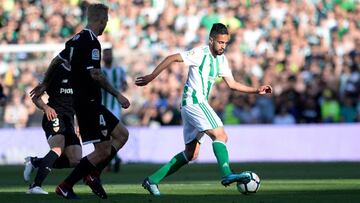 Real Betis' Algerian midfielder Ryad Boudebouz (R) vies with Sevilla's Danish defender Simon Kjaer during the Spanish league football match between Real Betis and Sevilla at the Benito Villamarin stadium in Sevilla on May 12, 2018. / AFP PHOTO /