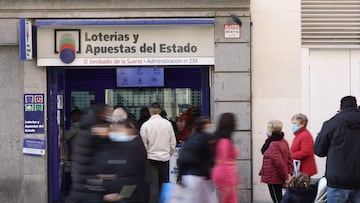 Varias personas en las inmediaciones de la administraci&oacute;n de loter&iacute;as &#039;El jorobado de la suerte&#039;, tres d&iacute;as antes del Sorteo de La Loter&iacute;a del Ni&ntilde;o, a 3 de enero de 2022, en Madrid, (Espa&ntilde;a). El segundo sorteo m&aacute;s importante del a&ntilde;o pone en juego un total de 700 millones. El primer premio es de 2.000.000 de euros a la serie, es decir, 200.000 euros por cada d&eacute;cimo. El segundo es de 750.000 euros la serie, esto es, 75.000 euros para cada d&eacute;cimo y el tercer premio reparte 250.000 euros a la serie. Este Sorteo se celebra cada a&ntilde;o el d&iacute;a de Reyes.
 03 ENERO 2022;LOTERIA;NI&Ntilde;O;REYES;NAVIDAD;A&Ntilde;O NUEVO
 Eduardo Parra / Europa Press
 03/01/2022