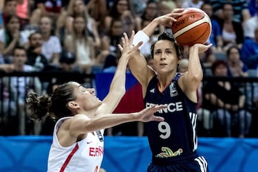 Laia Palau y Celine Dumerc.