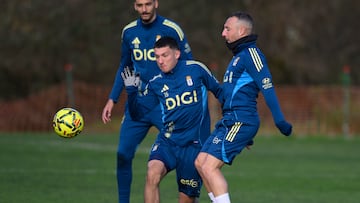 OVIEDO. 14/02/2026.- Santi Cazorla (d) en una jugada con Thyago Fernández en último entrenamiento del Real Oviedo, en el Requexón. EFE/Eloy Alonso