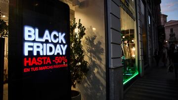 Un cartel anuncia los descuentos del Black Friday en un comercio, a 23 de noviembre de 2022, en Madrid (España). Con la llegada del Black Friday, el 42% de los consumidores ha planificado anticipar sus compras navideñas, pero la inestabilidad de la situación económica y la incertidumbre está conduciendo también a muchos usuarios a esperar posibles ofertas de última hora, que serán "más agresivas", sin embargo el 85% de los consumidores cree que la gran mayoría de comercios lanza falsos descuentos durante el Black Friday.
23 NOVIEMBRE 2022
Jesús Hellín   / Europa Press
23/11/2022