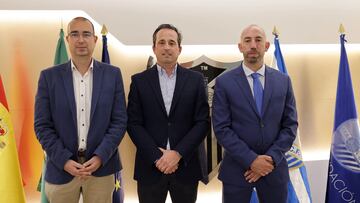 Jesús Gutiérrez, Kike Pérez y Antonio López, tras el nombramiento de los consejeros consultivos del Málaga CF en abril de 2024.