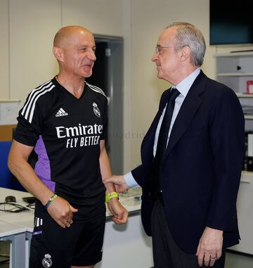 Antonio Pintus charla con Florentino Pérez. 