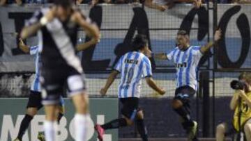 Gustavo Bou festeja el gol que clasifica a Racing a la Copa.