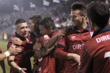 Roberto Gutiérrez celebra tras marcar el gol del triunfo para Católica.