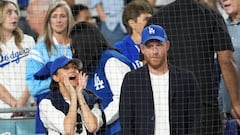 El Príncipe Harry se disculpa con Canadá por usar una gorra de los Dodgers durante la Serie Mundial