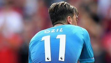 El centrocampista alemán del Arsenal, Mesut Özil, cabizbajo en el partido ante el Liverpool.