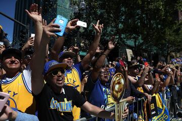 Los Warriors celebran su anillo por las calles de Oakland