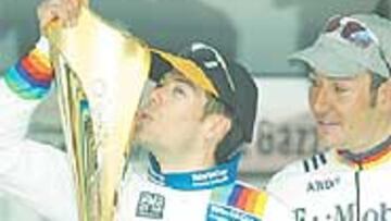 <b>LIDER.</b> Freire con el Trofeo y el maillot de líder de la Copa del Mundo.