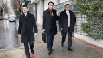 LLOVIÓ. Ignacio Arroyo (centro), junto a Saiz y un amigo.