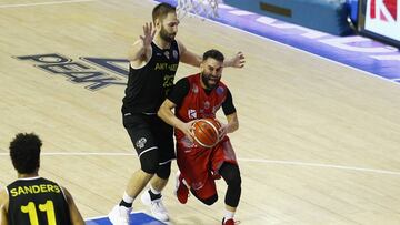 Marko Popovic entra a canasta ante la defensa del Amberes.