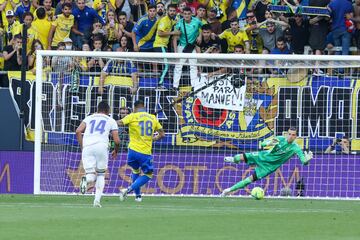 Andriy Lunin para el penalti lanzando por Álvaro Negredo.