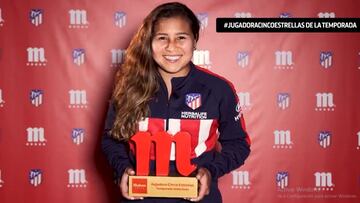 Leicy Santos al recibir el premio de la mejor jugadora de la temporada