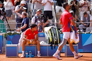 Alcaraz ve pasar a Djokovic tras perder el partido.