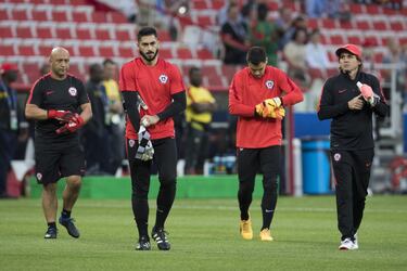 Futbol, Camerun vs Chile
Copa Confederaciones 2017
el arquero de la seleccion chilena Johnny Herrera en accin antes del partido del grupo B de la Copa Confederaciones contra Camerun disputado en el estadio Arena Spartak de Moscu, Rusia.
18/06/2017
Mexsport/Photosport
******

Football, Cameroon vs Chile
Confederations Cup, Russia 2017
Chile's goalkeeper Johnny Herrera before to the group B football match of the Confederations Cup against Cameroon at the Spartak Arena stadium in Moscow, Russia.
18/06/2017
Mexsport/Photosport