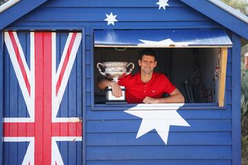 El tenista serbio Novak Djokovic ya posa antes los medios gráficos con su noveno trofeo del Open de Australia tras ganar en la final al ruso Daniil Medvédev.