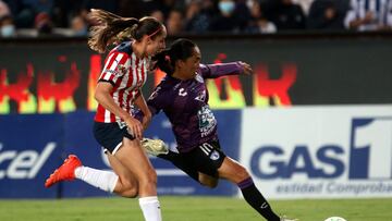 AMDEP817. PACHUCA (MÉXICO), 20/05/2022.- Mónica Ocampo (d) de Pachuca disputa el balón con Araceli Torres de Guadalajara hoy, en el partido de ida de la final del torneo Clausura 2022 de la Liga MX Femenil entre Tuzas del Pachuca y Chivas del Guadalajara, celebrado en el estadio Hidalgo de la ciudad de Pachuca (México). EFE/David Martínez Pelcastre
