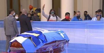 Las imágenes más emotivas de la capilla ardiente de Maradona