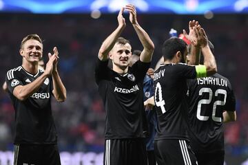 Los jugadores celebran el valioso empate tras la finalización del partido. 
