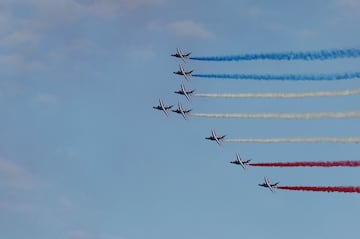 Vista general mientras pasa la 'Patrouille de France' volando durante la ceremonia de entrega de trofeos. 