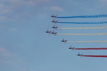Vista general mientras pasa la 'Patrouille de France' volando durante la ceremonia de entrega de trofeos. 