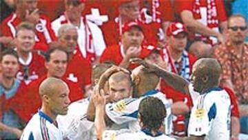 <b>CUMPLEAÑOS FELIZ. </b>Zidane celebró ayer su 32 cumpleaños junto a Vieira, que cumplió 28.