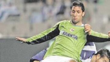 <b>CAPDEVILA PUGNA CON LUIS GARCÍA. </b>La pelea fue sorda en todas las zonas del campo. El lateral de Tárrega se anticipa aquí al periquito.