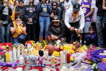 Seguidores de los Los Angeles Lakers y del mundo del baloncesto en general se han reunido en los alrededores del Staples para dar el último adiós a Kobe.