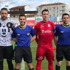 Un portero de Tercera juega con una camiseta de Mickey Mouse