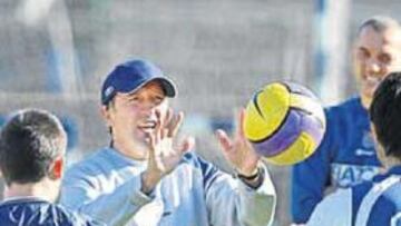 <b>MENTALIZADOS. </b>Lotina trabaja con sus jugadores para que se crean que la salvación es aún posible.