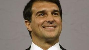 El presidente del Barcelona, Joan Laporta, abogó hoy en el estadio Emirates por "no pensar en finales" todavía y centrarse en los cuartos de la Liga de Campeones, ya que hacerlo "sería equivocado".