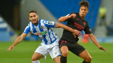 Sevilla's Spanish midfielder Oliver Torres (R) vies with Real Sociedad's Spanish defender Joseba Zaldua during the Spanish League football match between Real Sociedad and Sevilla FC at the Anoeta stadium in San Sebastian on July 16, 2020. (Photo
