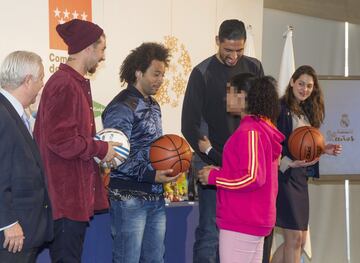 Los jugadores del Real Madrid entregaron regalos a varios menores tutelados por la Comunidad de Madrid en el marco de la campaña 'En Navidad, ningún niño sin regalo'.