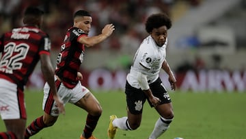 AMDEP5562. R?O DE JANEIRO (BRASIL), 09/08/2022.- Jo?o Victor Gomes (c) de Flamengo disputa el bal¨®n con Willian Borges (d) de Corinthians hoy, en un partido de la Copa Libertadores entre Flamengo y Corinthians en el estadio Maracan¨¢ en R¨ªo de Janeiro (Brasil). EFE/ Antonio Lacerda
