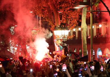 Los aficionados del Barcelona celebran en su rincón sagrado, la Fuente de Caneletes, el vigesimoséptimo título de Liga.
